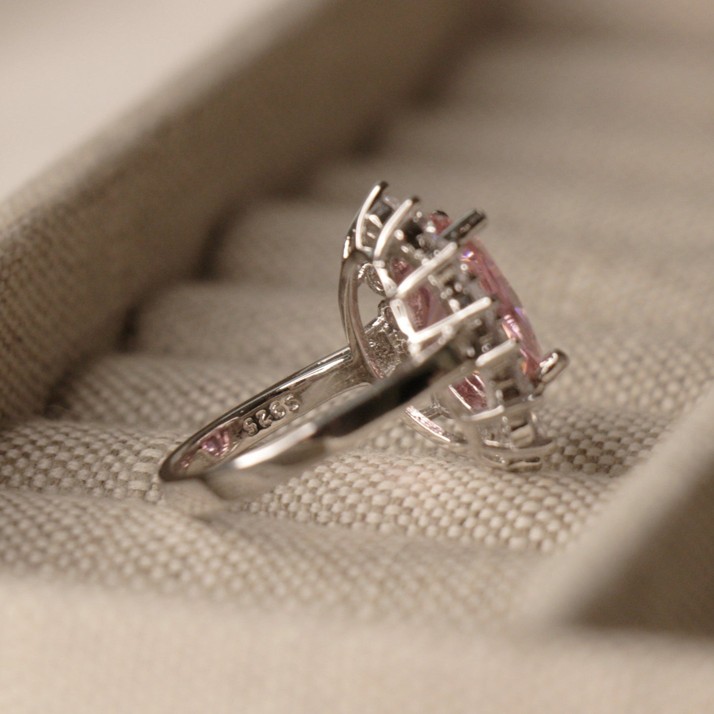 Lady Gaga’s oval purplish pink sapphire measures around 14 x 10mm which brings the carat weight between a massive 6 – 8ct.