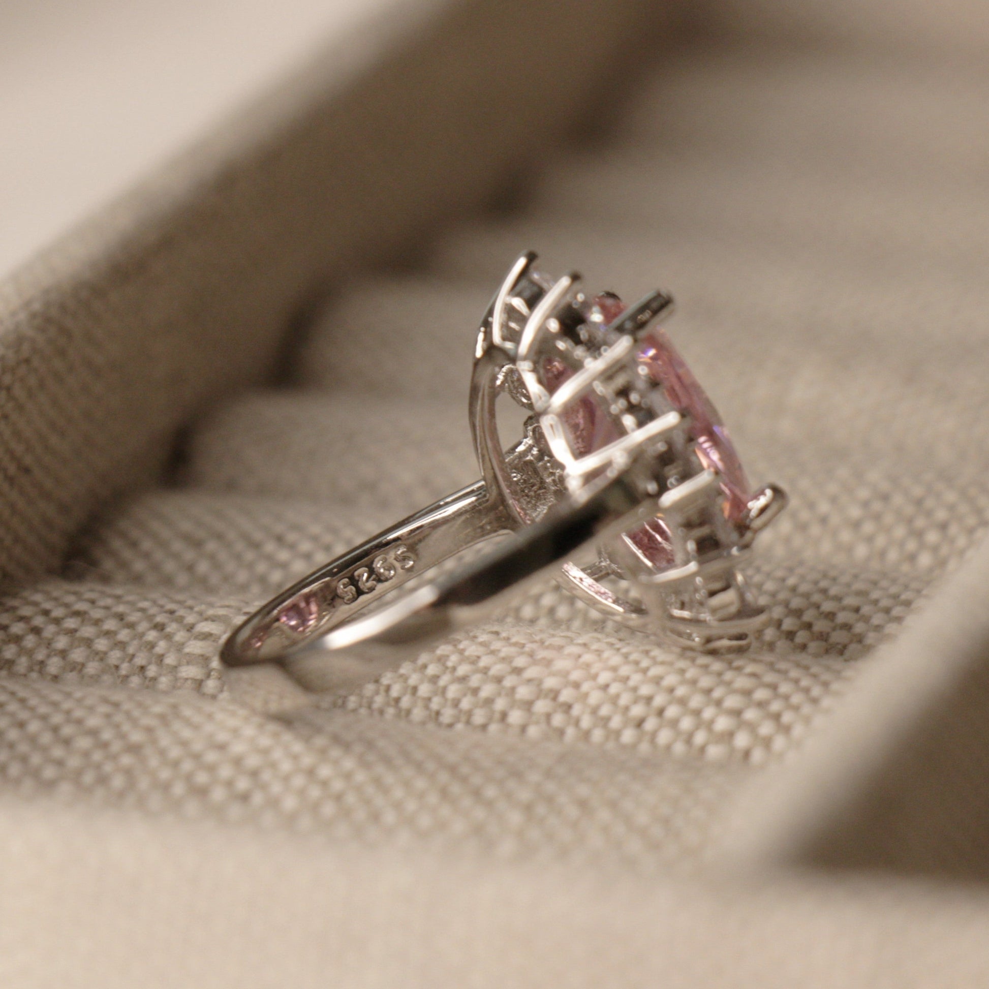 Lady Gaga’s oval purplish pink sapphire measures around 14 x 10mm which brings the carat weight between a massive 6 – 8ct.