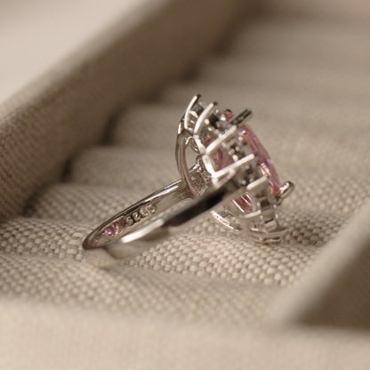 Lady Gaga’s oval purplish pink sapphire measures around 14 x 10mm which brings the carat weight between a massive 6 – 8ct.