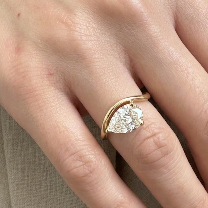 pear shape ring 2 carats yellow gold 