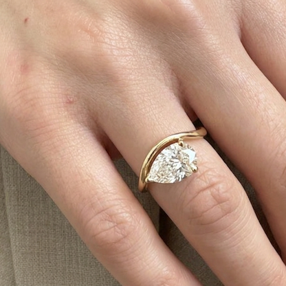 pear shape ring 2 carats yellow gold 